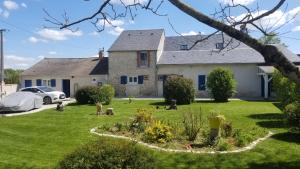 a house with a garden in front of it at Halte détente chez Sylvie près A71 Bourges - chambres avec sauna, billard, salle ciné in Civray