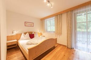 Una cama o camas en una habitación de Innerkohlerhof