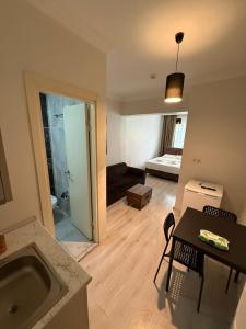 eine Küche und ein Wohnzimmer mit einem Waschbecken und einer Badewanne in der Unterkunft Şişli Suites - Room26 in Istanbul