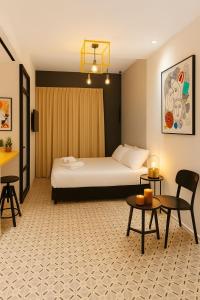 Postel nebo postele na pokoji v ubytování Levinski Market Hotel