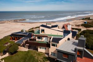 una vista aérea de una casa junto a la playa en Complejo Canto del Mar, en Balneario Mar Chiquita