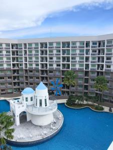 Un gran edificio de apartamentos con piscina y tobogán de agua. en Apartment in Pattaya beach , chon buri, en Pattaya South