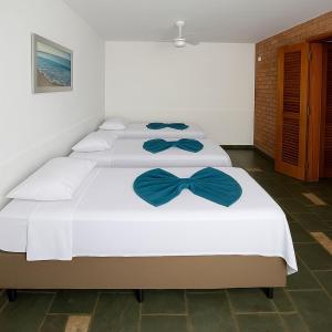 Un dormitorio con dos camas con pajaritas. en Pousada Mazé, en Itanhaém