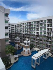 un gran edificio de apartamentos con piscina frente a él en Apartment in Pattaya beach , chon buri, en Pattaya South 39 fotos más