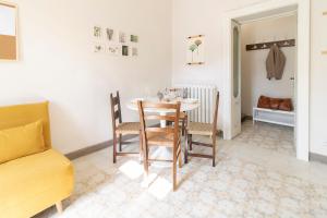 a dining room with a table and chairs at La Maison Castello in Abbiategrasso