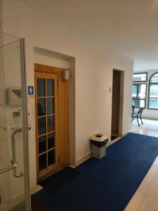 una habitación vacía con una puerta y un pasillo en Apartment in Pattaya beach , chon buri, en Pattaya South