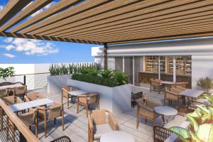 マイアミビーチにあるHilton Miami Beachの屋外パティオ(テーブル、椅子付)、レストランを提供しています。
