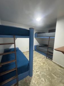 ein Zimmer mit zwei Etagenbetten und einem Tisch in der Unterkunft Apartamento vacacional Tucacas in Tucacas + 13 Fotos