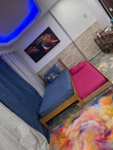 einen Blick über ein Schlafzimmer mit einem Bett und einem Teppich in der Unterkunft Apartamento vacacional Tucacas in Tucacas