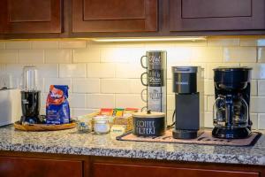 encimera de cocina con cafetera en Westcott 1BR & Loft Apt in Mansion mins SU & JMA Dome, en Syracuse