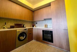 eine Waschküche mit Waschmaschine und Trockner in der Unterkunft Maya Suites - Premium Luxury Stay in Casablanca