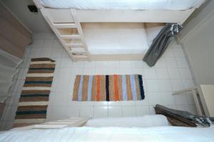 1 dormitorio con cama, escalera y alfombra en Pajama Hostel Nile View, en Asuán 4 fotos más