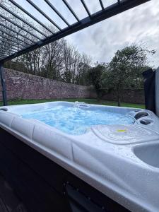 Φωτογραφία από το άλμπουμ του Glamping Pod with Hot Tub in Orchard σε Hubberston