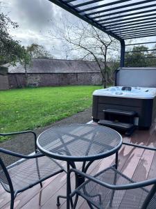 Φωτογραφία από το άλμπουμ του Glamping Pod with Hot Tub in Orchard σε Hubberston