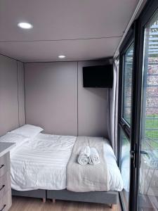 Ένα ή περισσότερα κρεβάτια σε δωμάτιο στο Glamping Pod with Hot Tub in Orchard