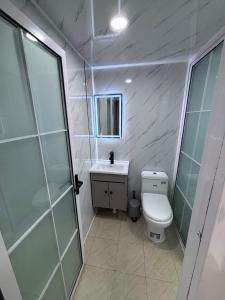 Ένα μπάνιο στο Glamping Pod with Hot Tub in Orchard