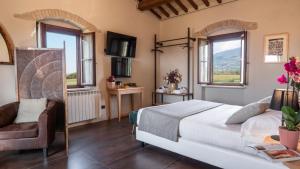 une chambre avec un lit, une chaise et des fenêtres dans l'établissement Borgo Degli Angeli Resort e Spa, à San Vitale 134 autres photos