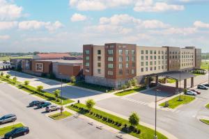 オーク・グローブにあるOak Grove Racing Gaming & Hotelの駐車場付き建物の空中ビュー