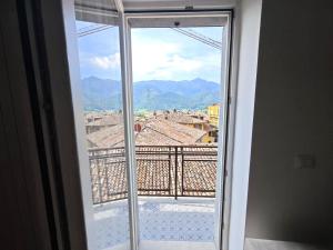 une fenêtre ouverte avec vue sur la ville dans l'établissement Trilo Giudici, à Clusone