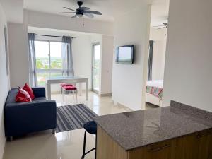 een keuken en woonkamer met een bank en een tafel bij Apartamento en Boca Chica T2 707 in Boca Chica