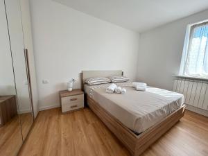 une chambre avec un lit avec deux serviettes dessus dans l'établissement Trilo Giudici, à Clusone