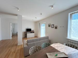 un salon avec un canapé et une table dans l'établissement Trilo Giudici, à Clusone