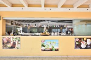 un bar en un restaurante con fotos en la pared en Cala Fiorita, en Agrustos 114 fotos más