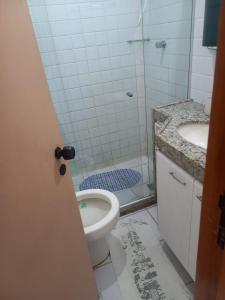 ein Badezimmer mit Dusche, Toilette und Waschbecken in der Unterkunft Gravatá Flat no condomínio Monte Castelo MELHOR LOCALIZAÇÃO , Wi-Fi, SKY e AR in Gravatá