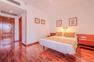 a bedroom with a bed and a wooden floor at ITC Ciudad de Haro by Soho Boutique in Haro