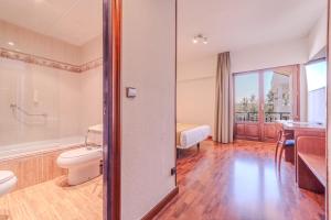 Koupelna v ubytování Hotel ITC Ciudad de Haro