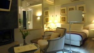 une chambre avec un lit et un salon dans l'établissement Litohoro Olympus Resort Villas & Spa, à Plaka Litochorou 86 autres photos