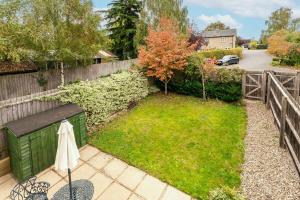 an aerial view of a yard with a fence at Chic 3Bed House & Garden Near Shelford High Street in Trumpington