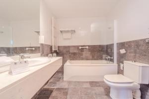 Ένα μπάνιο στο Hotel ITC Ciudad de Haro