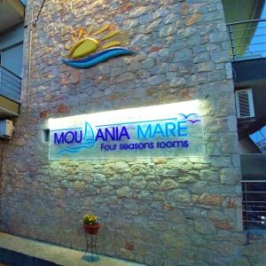 una señal en el costado de una pared de piedra en Moudania Mare, en Nea Moudania