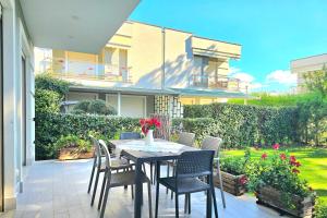 Aed väljaspool majutusasutust Modern Villas at Perla Resort