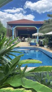 Bazén v ubytování Chilled out 420 tropical villa nebo v jeho okolí