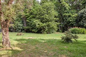 a park with a picnic bench in the grass at Casa Noel in Linguizzetta