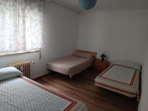 En eller flere senge i et værelse på Acogedora habitación privada en piso familiar con baño compartido