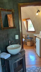 un baño con lavabo y espejo en Casa Redonda, en Golondrinas