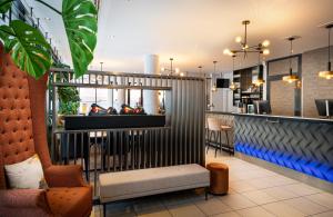 ザルツブルクにあるLeonardo Hotel Salzburg City Centerのカウンター付きレストラン