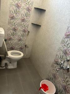 Ένα μπάνιο στο Sai Srinivasa Home Stay