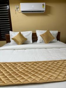 Ένα ή περισσότερα κρεβάτια σε δωμάτιο στο Sai Srinivasa Home Stay