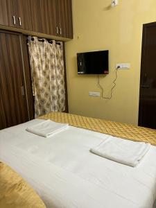 Μια τηλεόραση ή/και κέντρο ψυχαγωγίας στο Sai Srinivasa Home Stay +7 φωτογραφίες