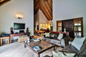 TV a/nebo společenská místnost v ubytování Eagle Kruger Villa