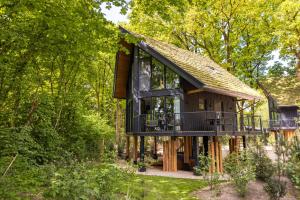 WekeromにあるNatuur Villa met Hottub | 2 personen - Resort Valleyの大きなバルコニー付きの森の家