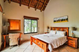 Postel nebo postele na pokoji v ubytování Eagle Kruger Villa