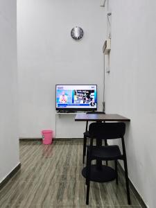 KodiangにあるD'Aleena Homes Kodiang - Guesthouse 2の部屋にあるコンピューターと椅子が置かれた机