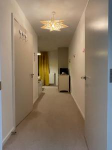 BrentにあるDouble Bedroom with En-Suiteのシャンデリアのあるアパートの廊下