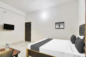 a bedroom with a bed and a tv on the wall at Hotel O Kasturi And Banquet Hundur Halt in Kānke