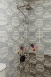 een badkamer met een glazen douche met toilet bij feel lik your home in Saint. Catherine